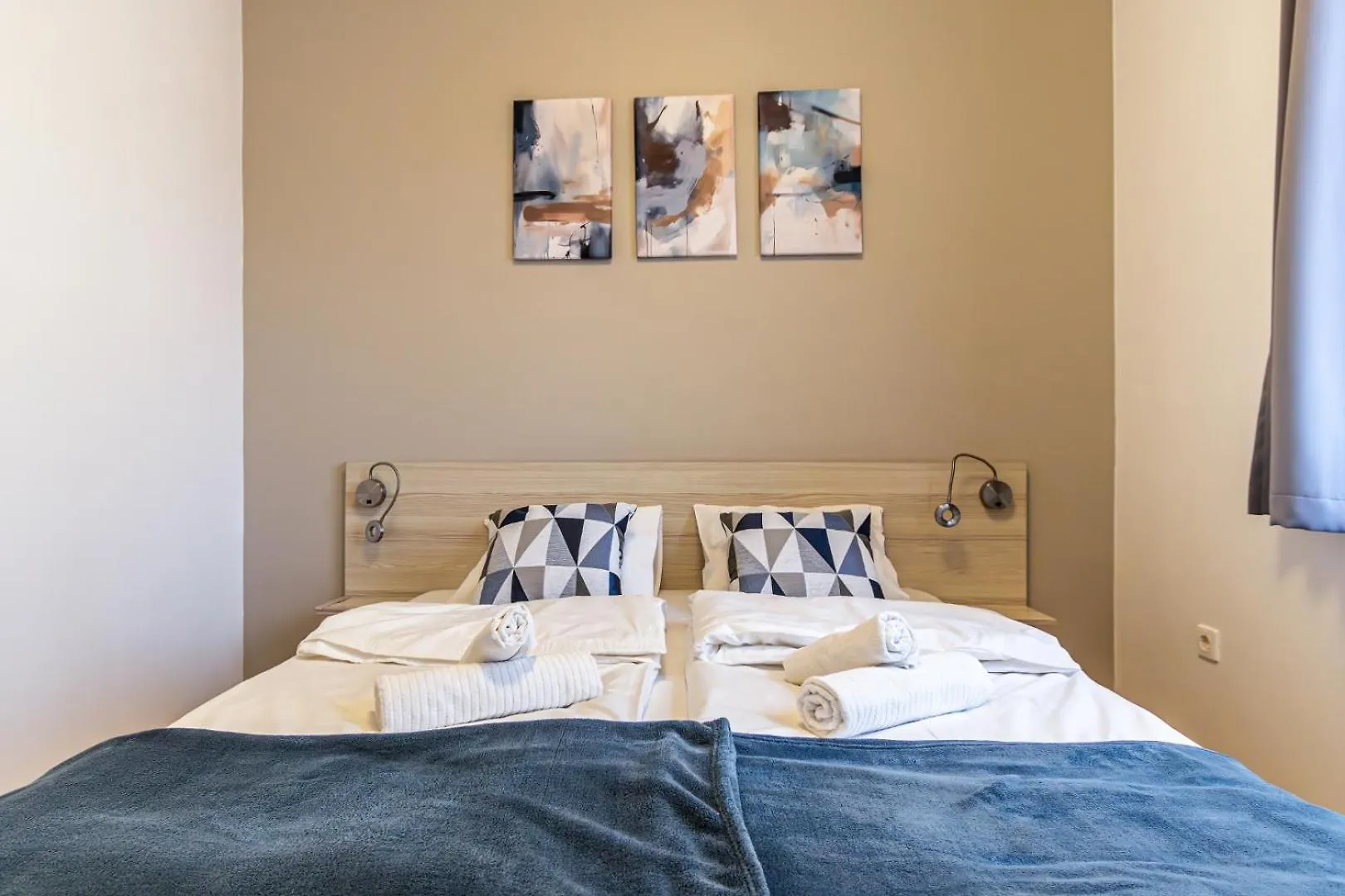 Corvin-Luxe, 3 Bedroom Apartment In City Center Budapest
