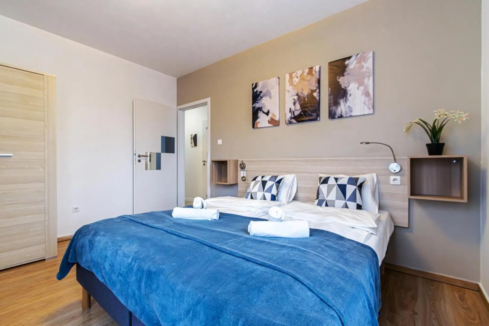 Corvin-Luxe, 3 Bedroom Apartment In City Center Budapest Ungern