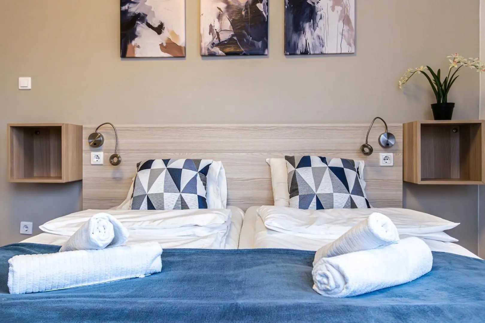 Corvin-Luxe, 3 Bedroom Apartment In City Center Budapest